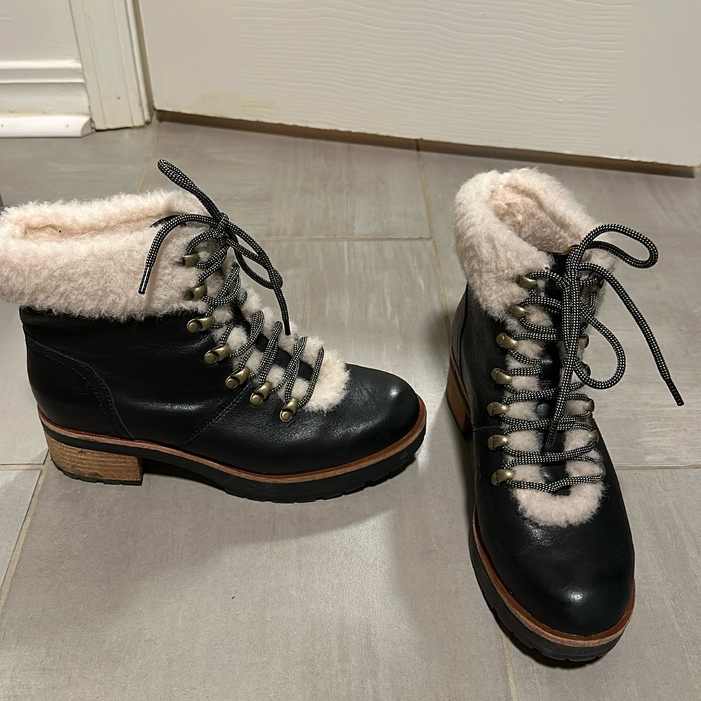 Black kork-ease leather boots with shearling detail size 8. Great condition.